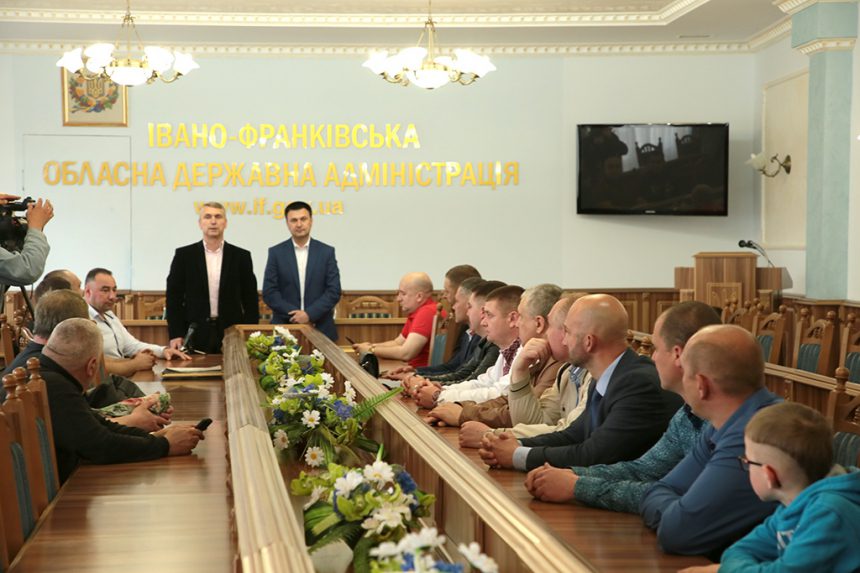 Прикарпатських військових та волонтерів нагородили відзнаками До Дня Героїв 