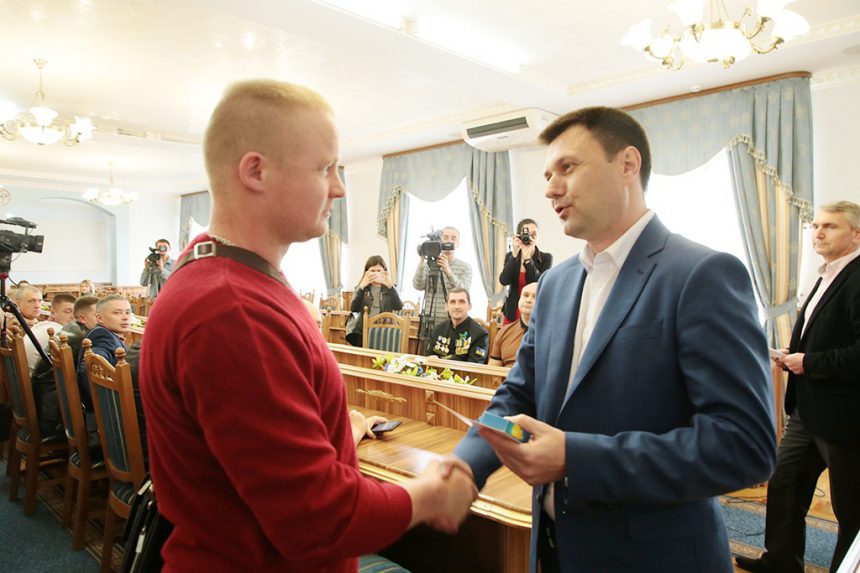 Прикарпатських військових та волонтерів нагородили відзнаками До Дня Героїв 