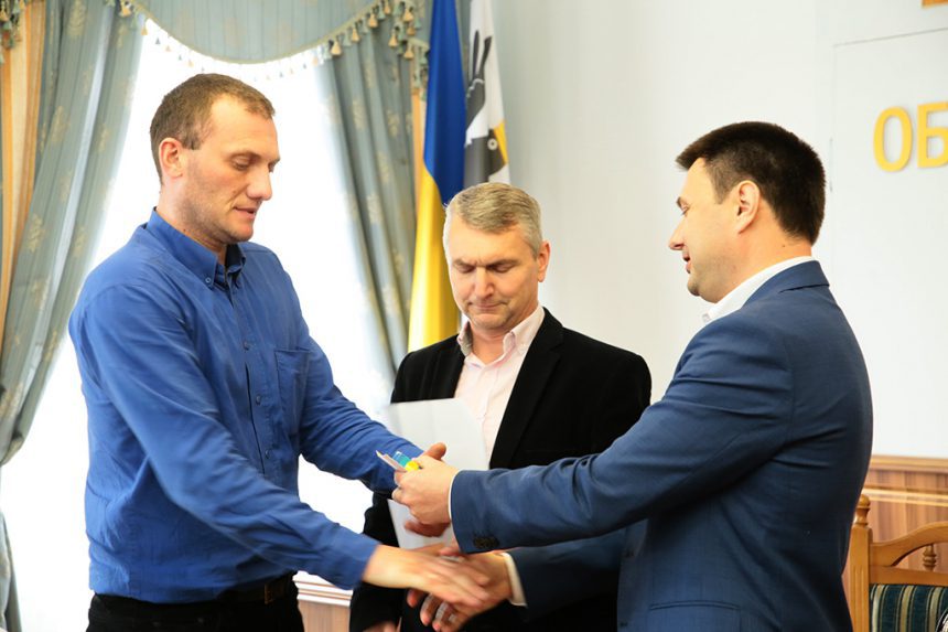 Прикарпатських військових та волонтерів нагородили відзнаками До Дня Героїв 