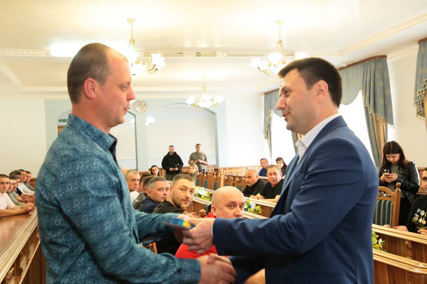 Прикарпатських військових та волонтерів нагородили відзнаками До Дня Героїв 