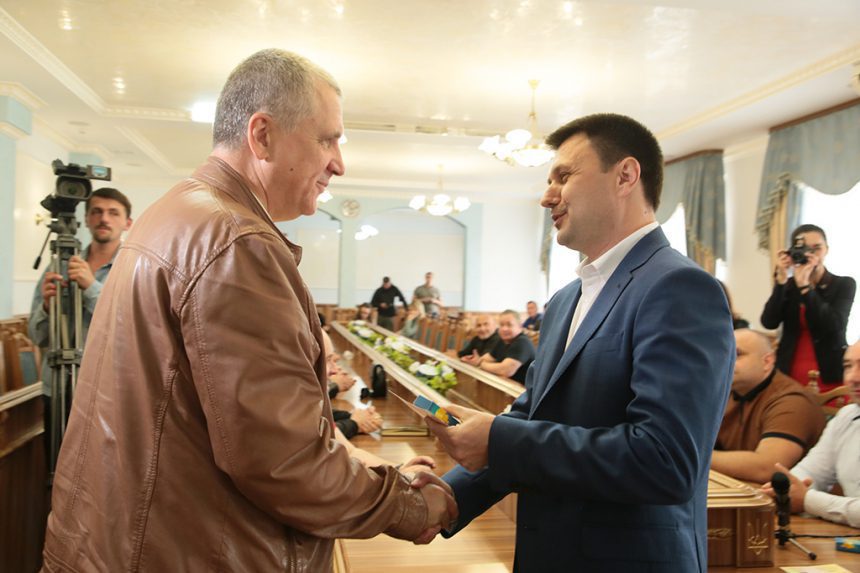 Прикарпатських військових та волонтерів нагородили відзнаками До Дня Героїв 