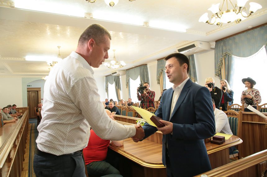 Прикарпатських військових та волонтерів нагородили відзнаками До Дня Героїв 