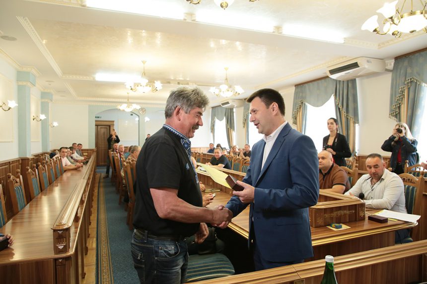 Прикарпатських військових та волонтерів нагородили відзнаками До Дня Героїв 