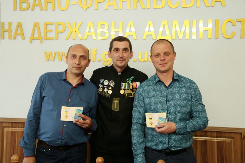 Прикарпатських військових та волонтерів нагородили відзнаками До Дня Героїв 