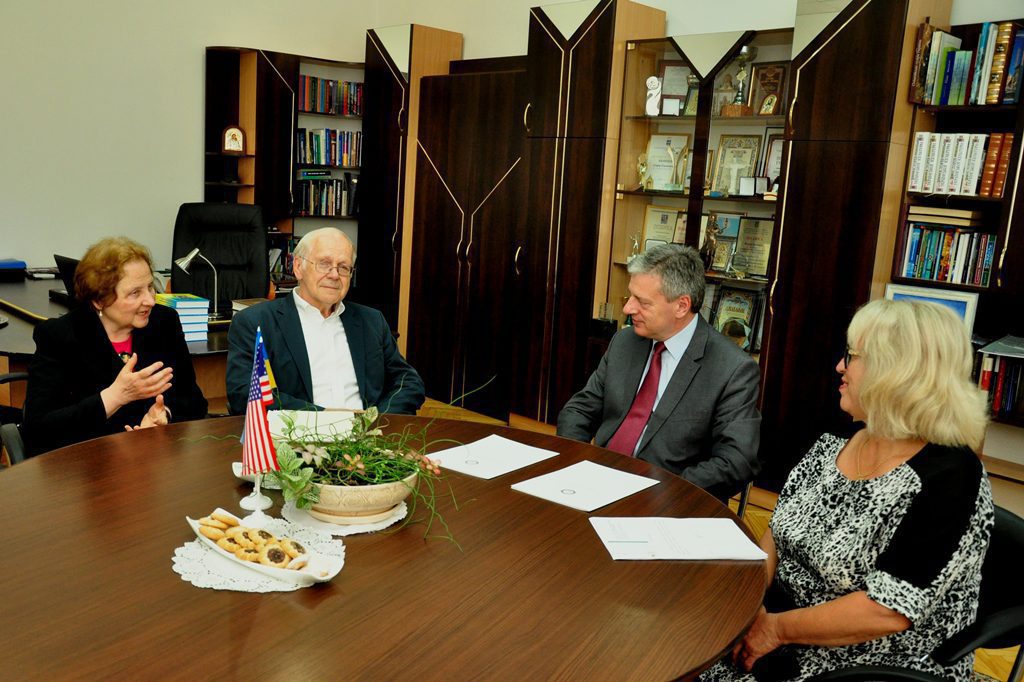 Малозабезпечені студенти отримають стипендії від фундації Лозинських із США