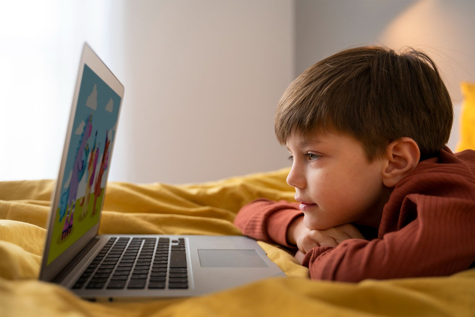 дитина з ноутбуком